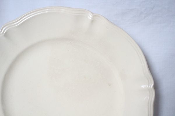 フランス アンティーク サルグミンヌ 古い陶器の大きな丸皿 花形リム エクリュカラー 美品_送料は日本全国均一料金です