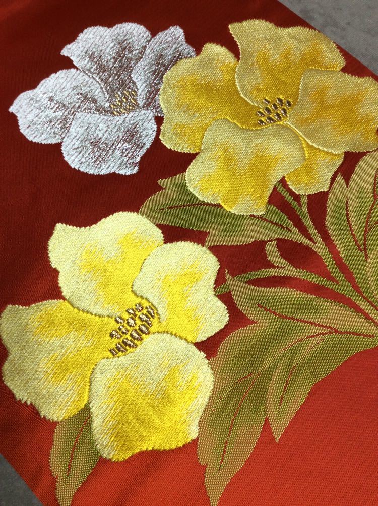 QM617《美品》和装 着物 絹素材 朱色 銀色 黄色の刺繍花柄 付け帯の画像8