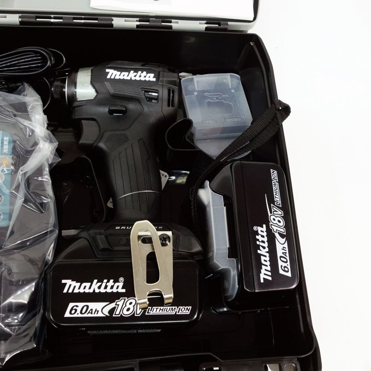 104【未使用】makita マキタ TD173DRGXB 18V 6.0Ah 充電式インパクトドライバ セット品【バッテリー2個・充電器付】ブラック_画像3