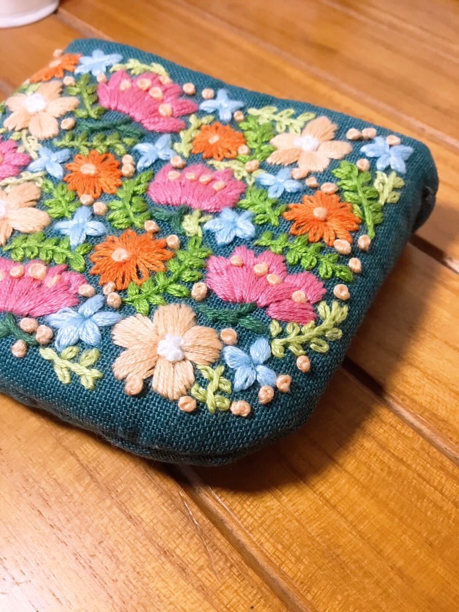 刺繍■ぷっくりミニポーチ■リネンキャンバス■生成■イヤホン■アクセサリー■鍵 小物 お薬■ハンドメイド■ケース バッグイン_画像2