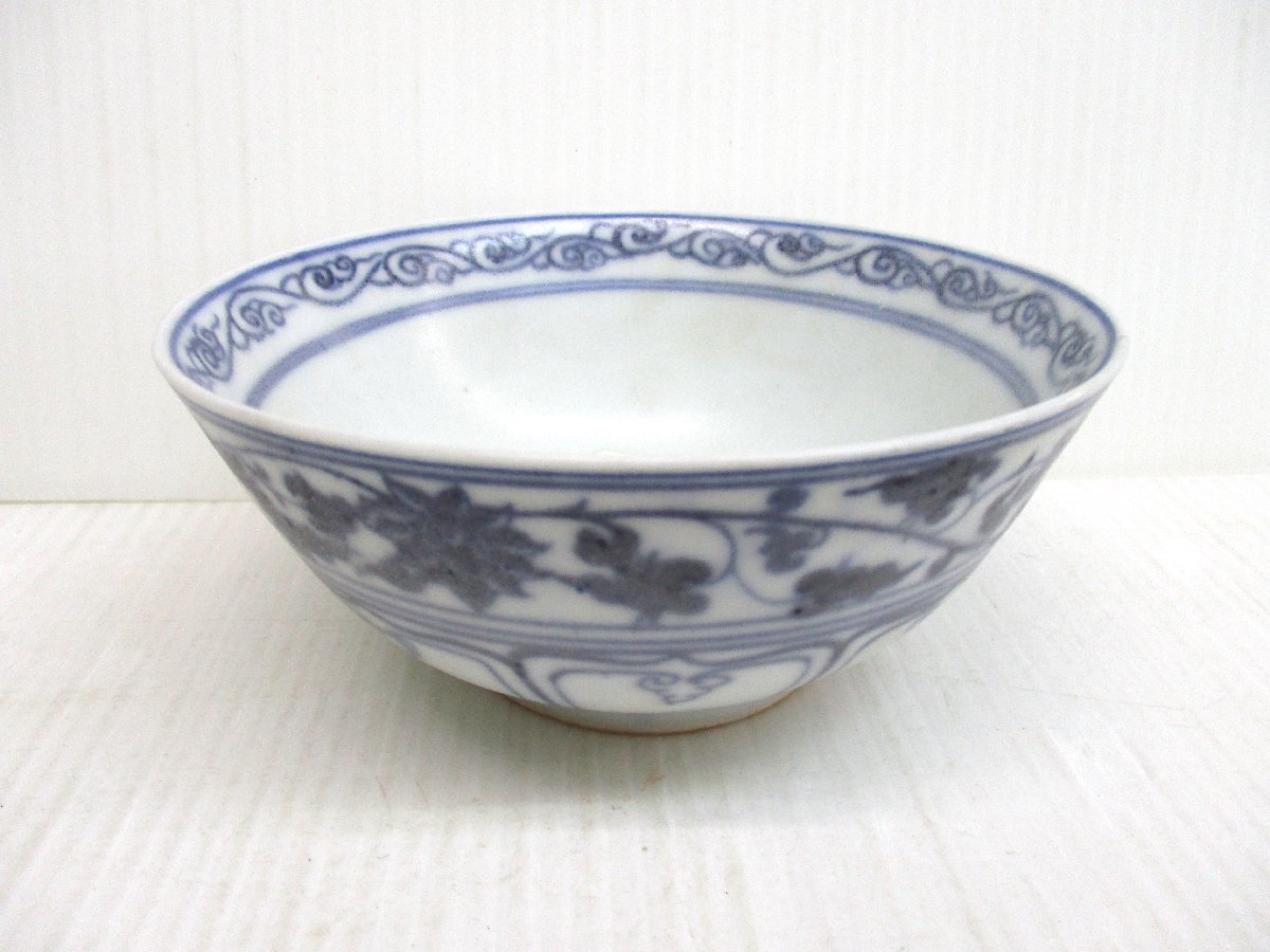 *95454 чашка дешево юг белый фарфор с синим рисунком Tang . диаметр 15x высота 6.5cm.. Юго-Восточная Азия выставленный товар 1325 *