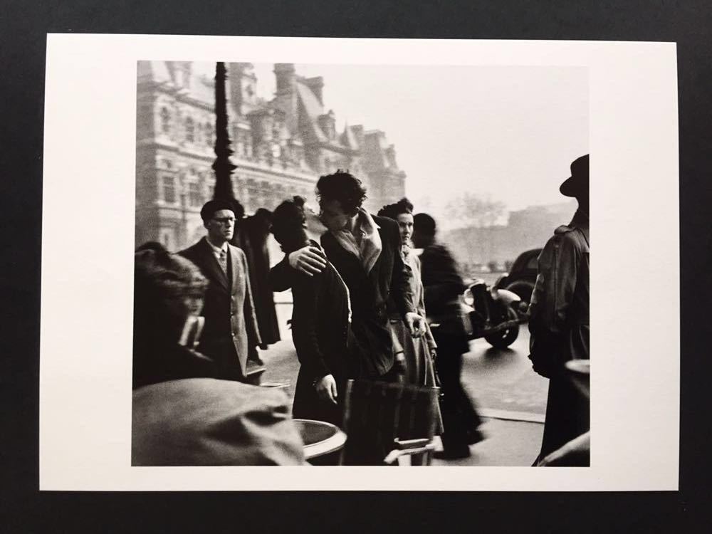 【ロベール・ドアノー】8種展開 「パリ市庁舎前のキス」写真家 Robert Doisneau 1 印刷物 ヤフオク限定 ポストカード 木製額装31×26 cm_画像2