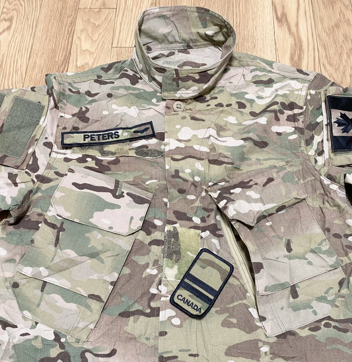 超希少 カナダ軍特殊部隊官給マルチカムフィールドシャツ CANSOFCOM CSOR JTF2制服ベレーパッチCADPAT ARIDベストヘルメットDiemaco C8A1_階級章、ネームテープの台座は手縫いです