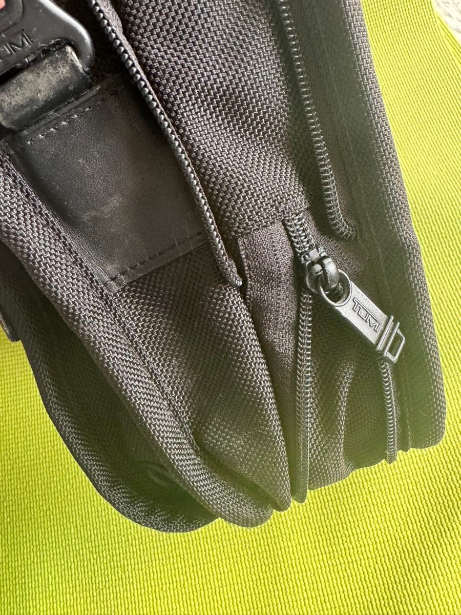 TUMI ビジネスバッグ　サイズはA4サイズの使いやすいビジネスバッグです。マチは調節可。 トゥミ ブラック