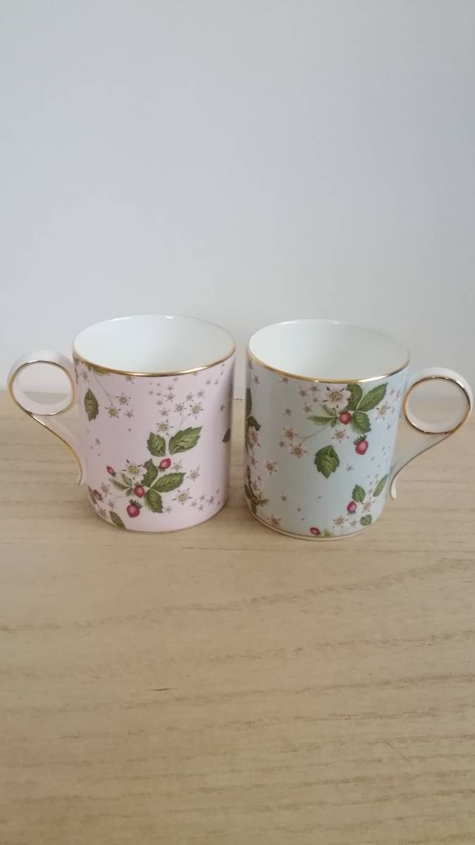 231223　WEDGWOOD　ウェッジウッド　WILD STRAWBERRY　ワイルドストロベリー　BONE CHINA　ペア　マグカップ　2個セット　箱無_画像2