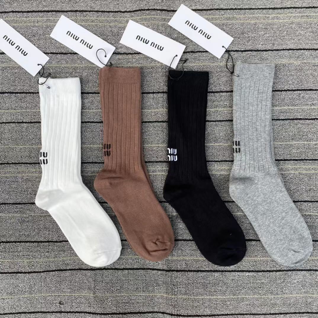 MIU MIU 刺繍ソックス 靴下 ミュウ ミュウハイソックス ホワイト MIU MIU 刺繍ソックス 靴下 ミュウ ミュウハイソックス ホワイト