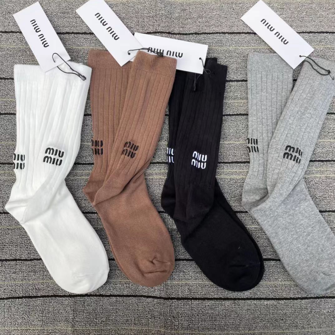 MIU MIU 刺繍ソックス 靴下 ミュウ ミュウハイソックス ホワイト MIU MIU 刺繍ソックス 靴下 ミュウ ミュウハイソックス ホワイト