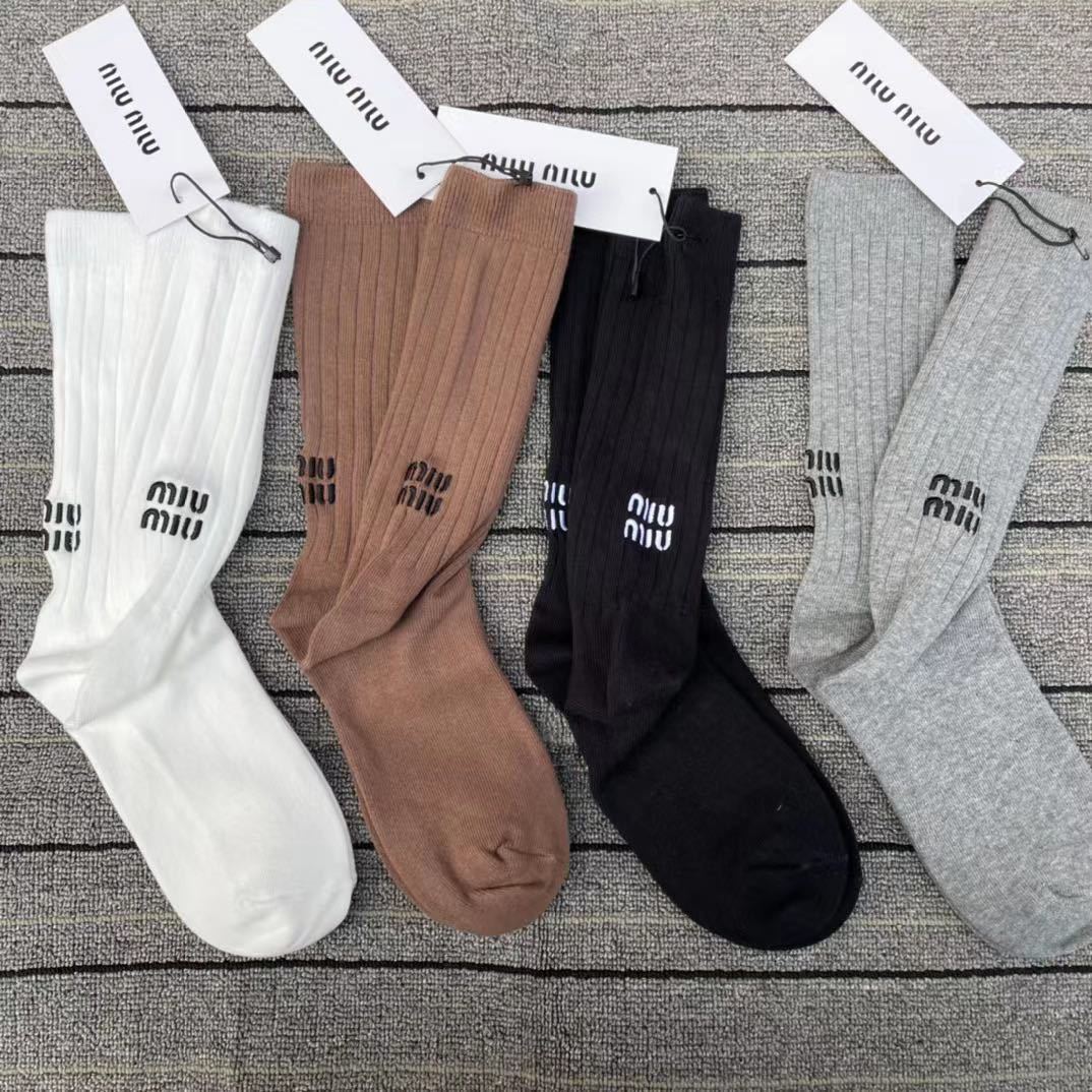 MIU MIU 刺繍ソックス 靴下 ミュウ ミュウハイソックス ブラック MIU MIU 刺繍ソックス 靴下 ミュウ ミュウハイソックス ブラック