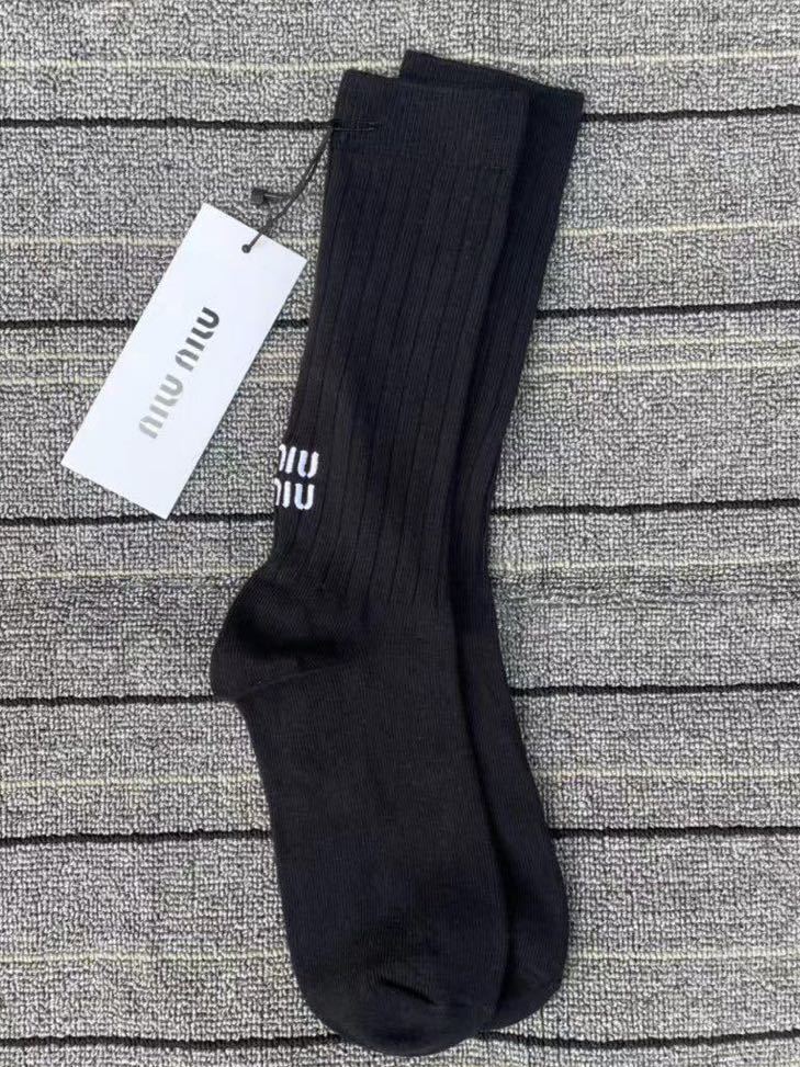 MIU MIU 刺繍ソックス 靴下 ミュウ ミュウハイソックス ブラック MIU MIU 刺繍ソックス 靴下 ミュウ ミュウハイソックス ブラック