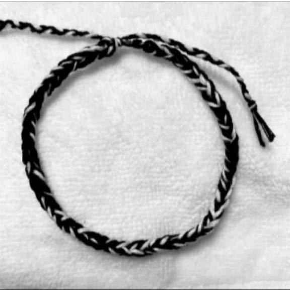 ミサンガ アンクレット ブレスレット 刺繍糸 アクセサリー ハンドメイド 黒 白 ブラック ホワイト_画像1