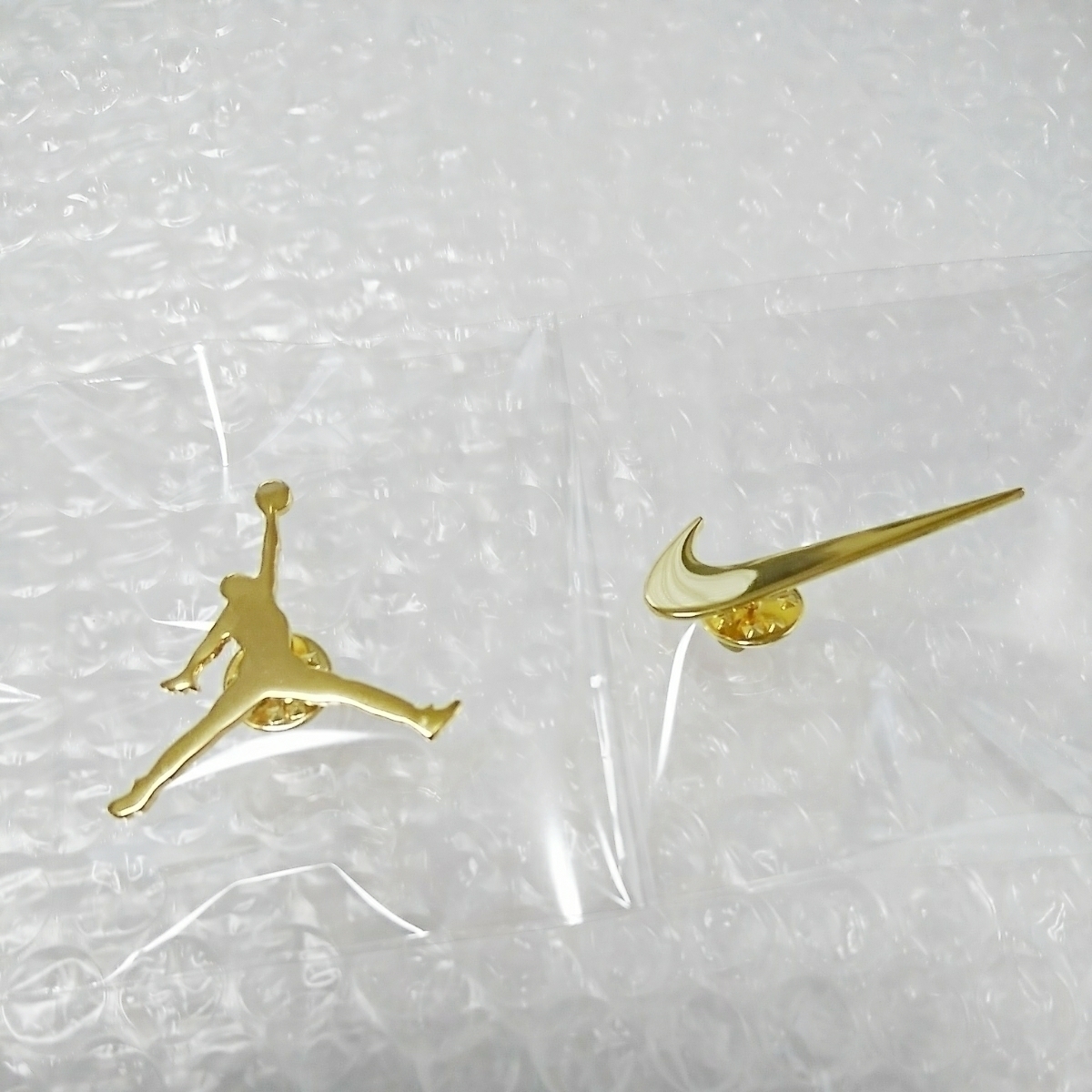 激レア！★NIKE SWOOSH【ナイキ＆エアジョーダン】ピンバッチ 未使用 ピンバッジ ピンズ ノベルティ グッズ 非売品 希少 貴重 入手困難品_画像1