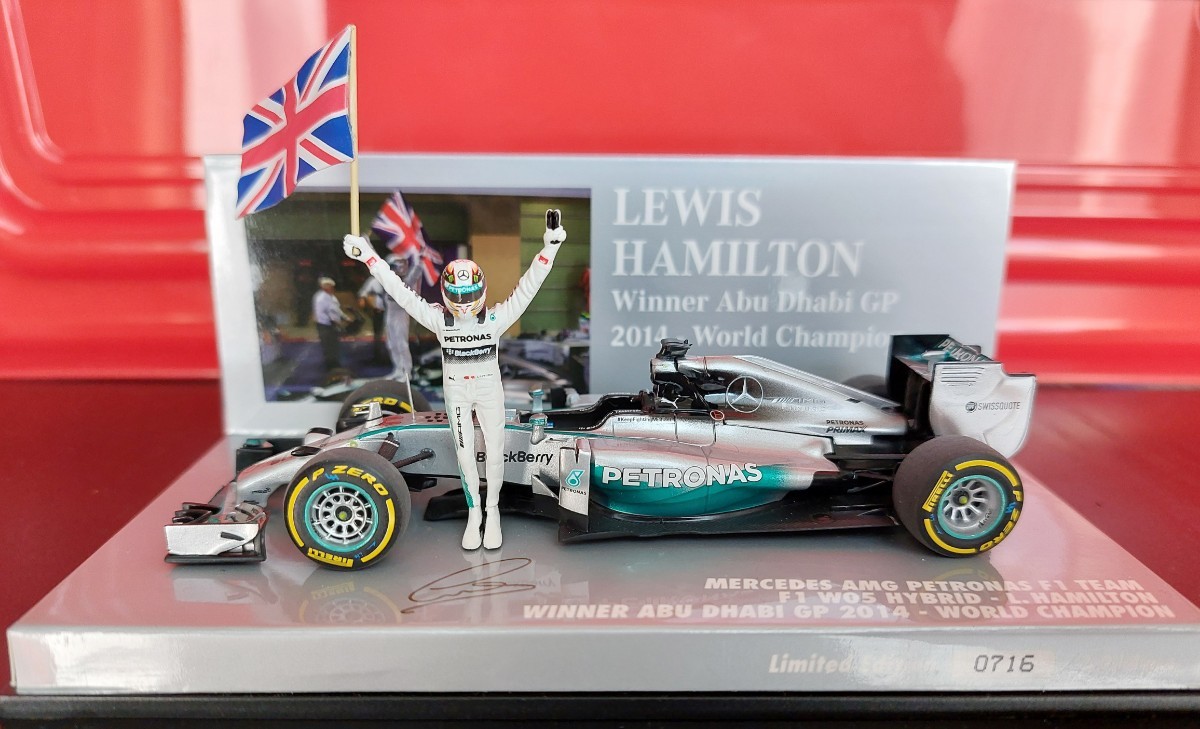 1/43 メルセデスF1 ハミルトン アブダビGP 2014 ワールドチャンピオン フィギュア フラッグ付 限定品_画像1