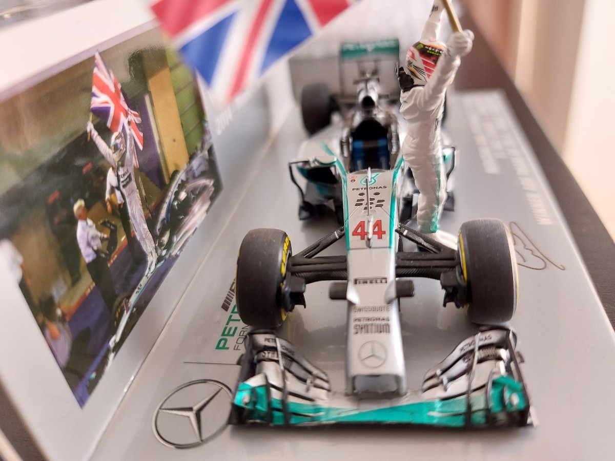 1/43 メルセデスF1 ハミルトン アブダビGP 2014 ワールドチャンピオン フィギュア フラッグ付 限定品_画像3