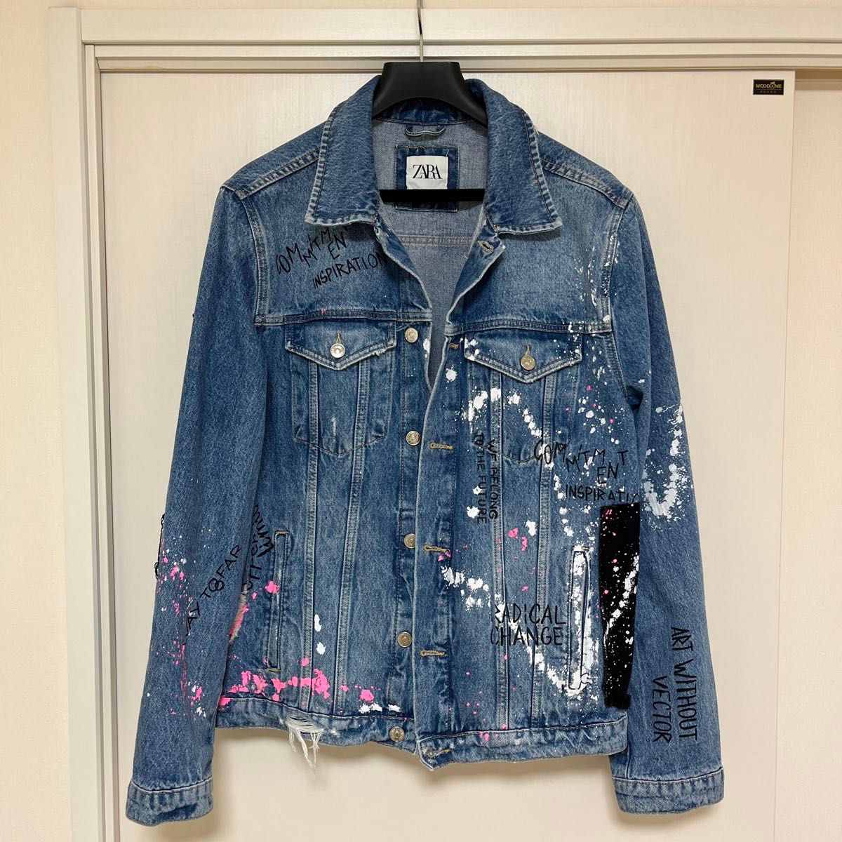 美品】ザラ デニムジャケット ペイント 総柄 メンズ インディゴ 美品】ザラ デニムジャケット ペイント 総柄 メンズ インディゴ
