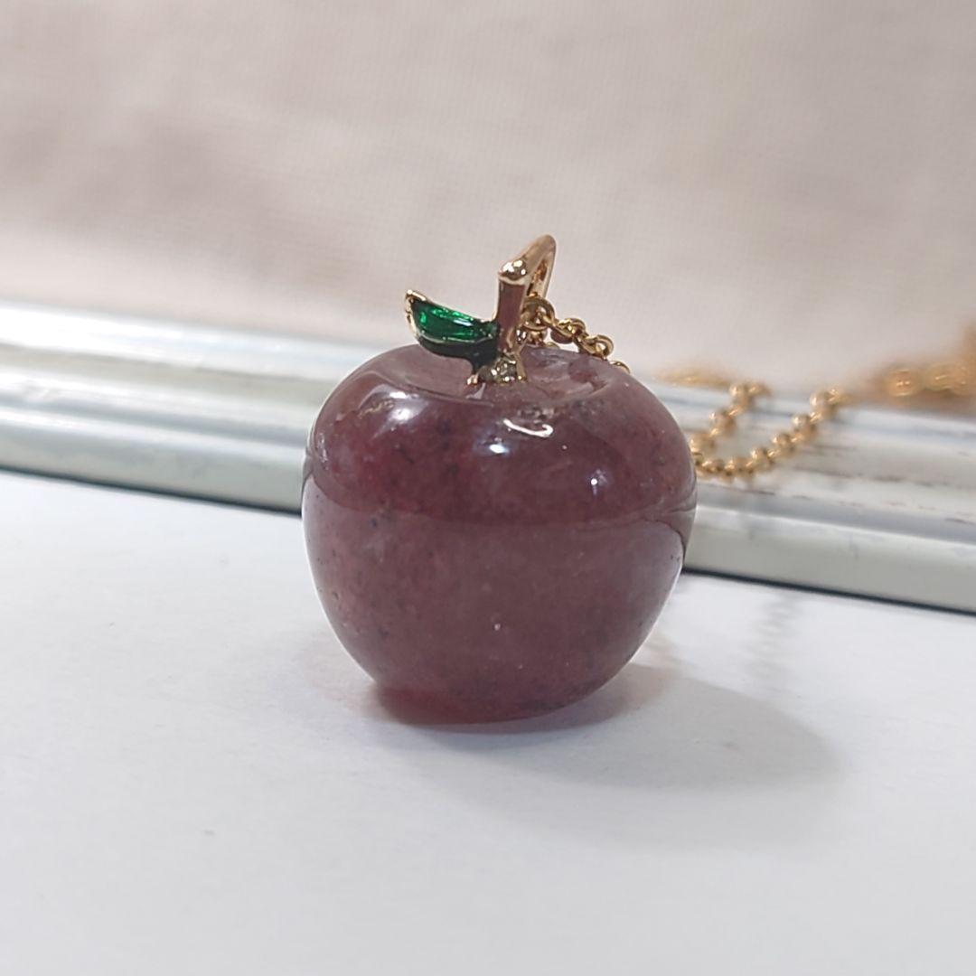 【食べちゃいたい】ストロベリークォーツ（苺水晶）のリンゴのネックレス　りんご林檎　ランダム発送_画像1