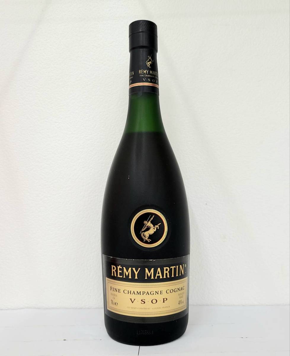 【YYD2476OM】1円～ 未開栓 REMY MARTIN レミーマルタン FINE CHAMPAGNE COGNAC V.S.O.P 700ml 40% ブランデー コニャック 洋酒 古酒 箱_画像2