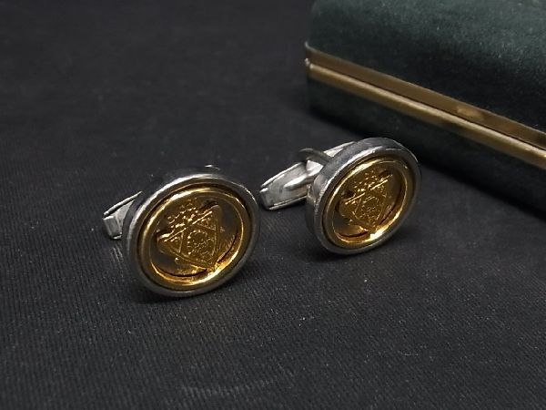 1円 ■美品■ GUCCI グッチ クレスト カフスボタン カフリンクス アクセサリー ビジネス 紳士 メンズ シルバー系×ゴールド系 BE8465_画像1