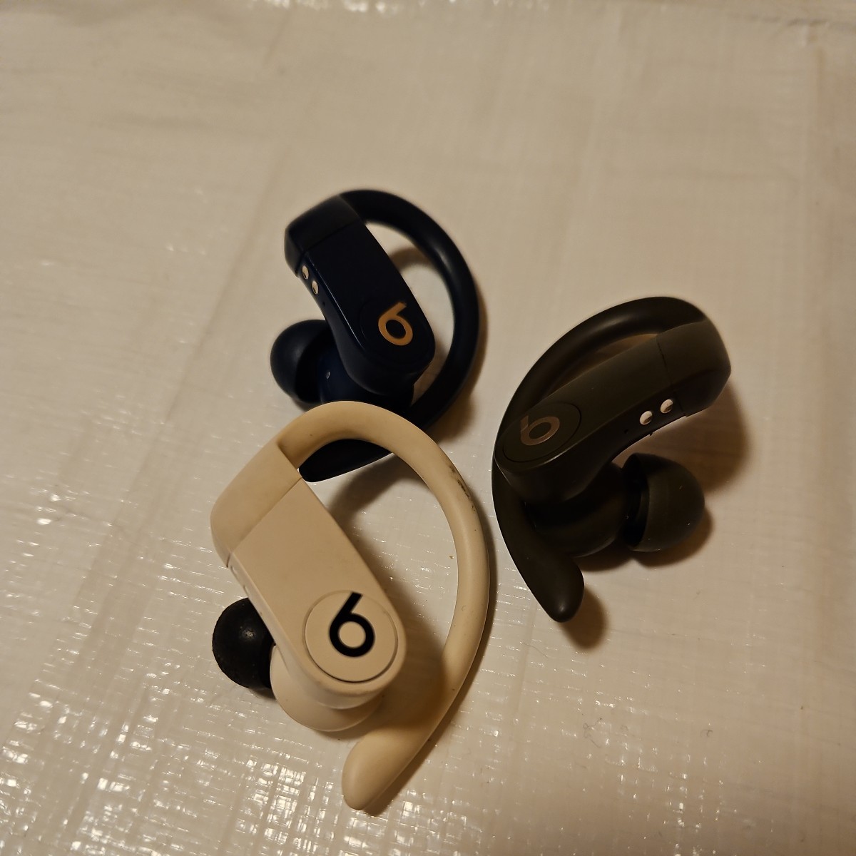 【Apple Beats Powerbeats Pro】A2047 完全ワイヤレスイヤホン ケースなし カラー3種 3個セット片耳 イヤホンのみ 通電動作未確認ジャンク_画像1
