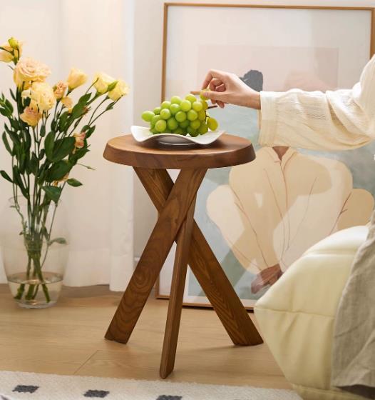 北ヨーロッパのミニマリストスタイルのソリッドウッドサイドはソファコーナーテーブルの小さな丸いテーブルを使用しています