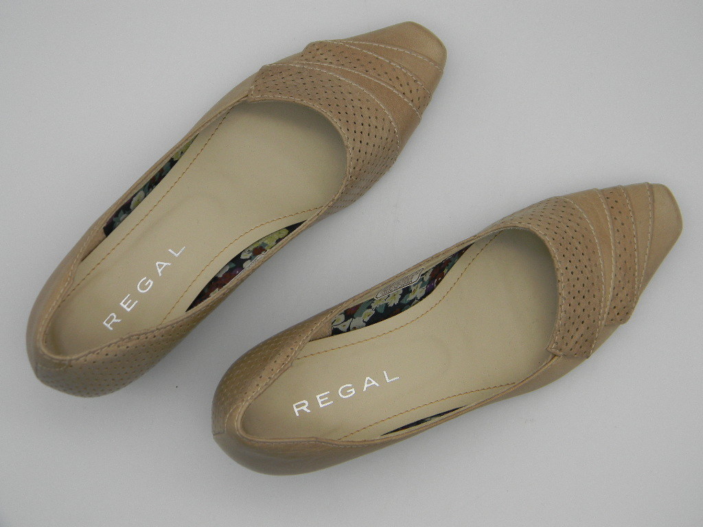 ☆【 REGAL リーガル 】◆ ベージュ 革パンプス（２３ｃｍ）_画像4