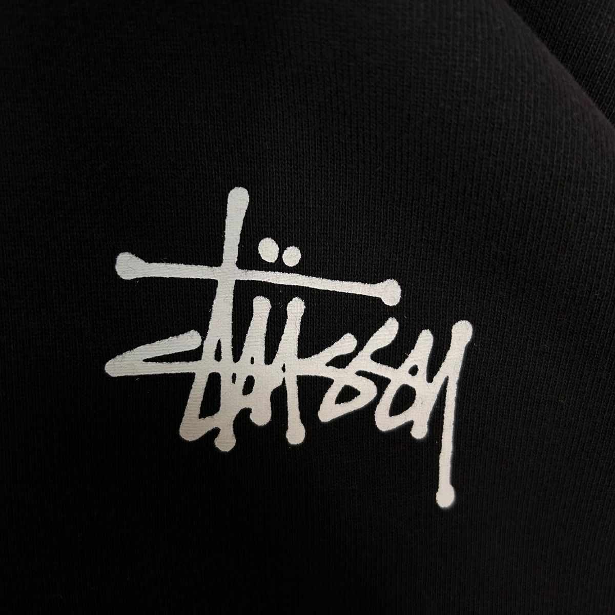 新品未使用タグ付き!!海外限定!!超希少 STUSSY バックプリント ブラック 肉厚 スウェットパーカー Lサイズ