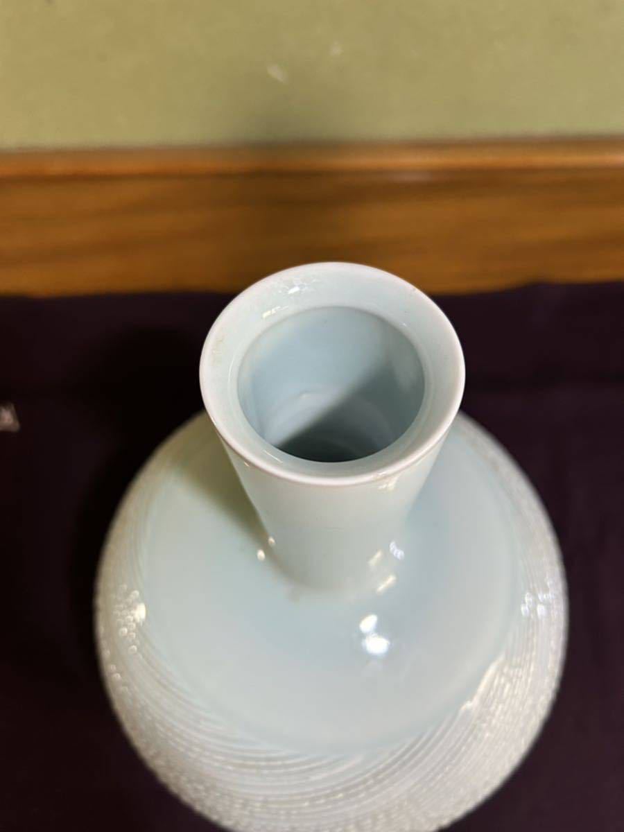 T 花瓶3 砥部焼　銘:哲山　青白磁花瓶　サイズ:口径約5.5cm、胴回り直径約19cm、高さ約26cm_画像4