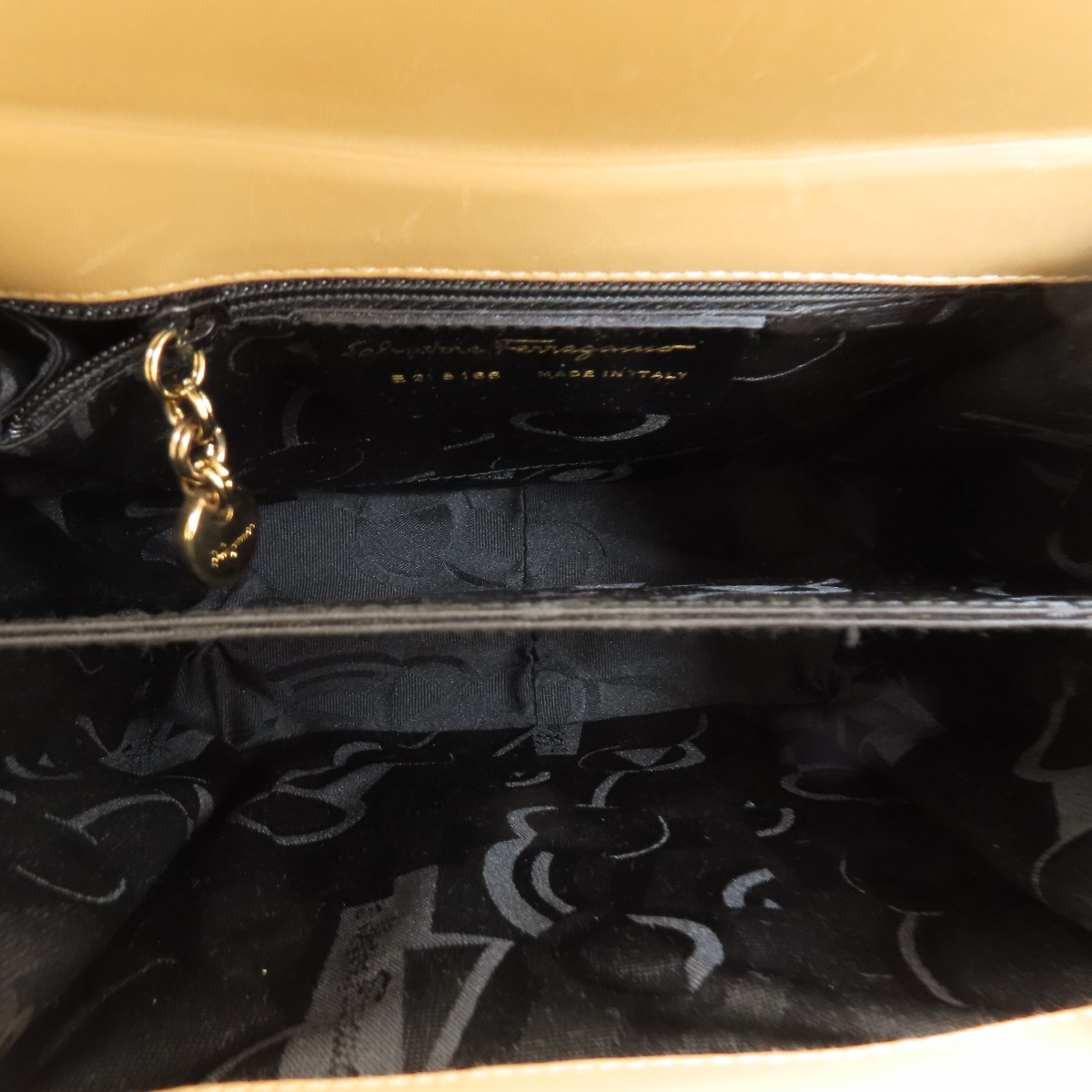 Salvatore Ferragamo サルヴァトーレフェラガモ ガンチーニ金具 ショルダーバッグ レザー レディース 中古 Salvatore Ferragamo サルヴァトーレフェラガモ ガンチーニ金具 ショルダーバッグ レザー レディース 中古