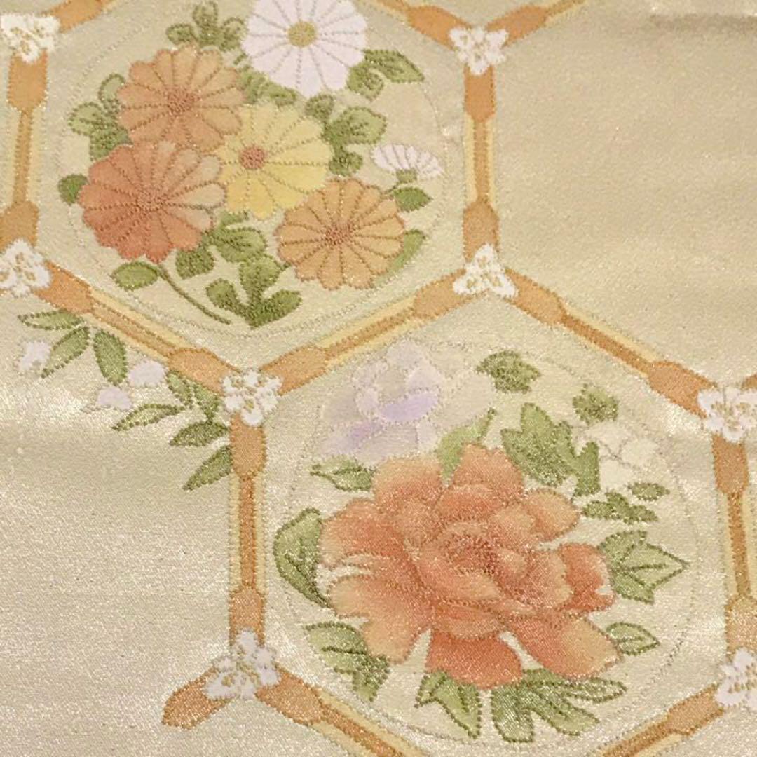 名古屋帯 相良刺繍 六角に美しい花柄模様 薄卵色 O-1226_画像4