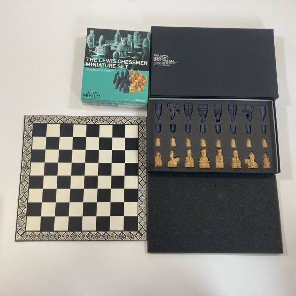 【極美品】希少 レア　海洋堂 ルイス島のチェス 駒盤 セット THE LEWIS CHESSMEN MINIATURE SET 大英博物館_画像1