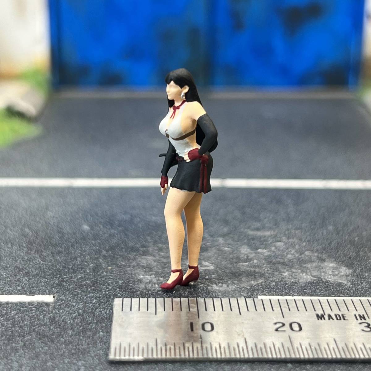 【KS-385】1/64 スケール ティファ風の女性 フィギュア ミニチュア ジオラマ ミニカー トミカ_画像3