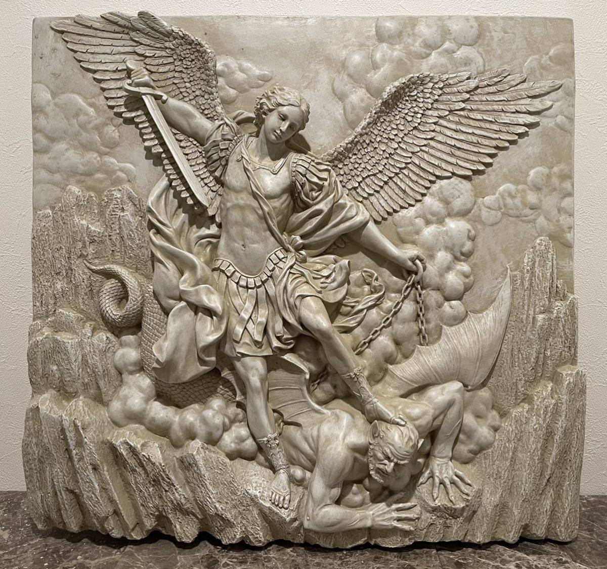 悪魔を倒す天使 壁掛け 装飾 レリーフ 壁飾り インテリア 置物 彫刻 オブジェ