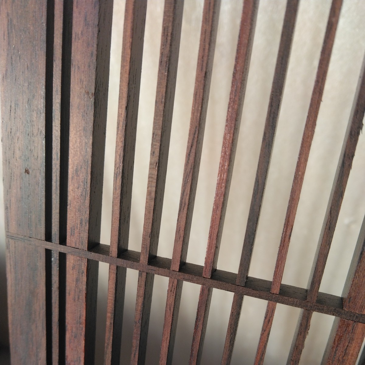 【送料込み】紫檀　組子障子仕様の飾り板1枚　管理番号（1497）デッドストック　木製彫刻　塗り仕上　高さ82.6㎝×幅9㎝×厚み5.5㎜_画像9