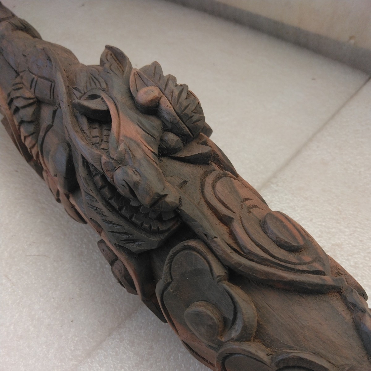 【送料込み】黒檀　龍を彫り出した飾り棒　管理番号（1498）デッドストック　木製彫刻　生地仕上　高さ110.7㎝×直径4.7㎝～最大7.2㎝