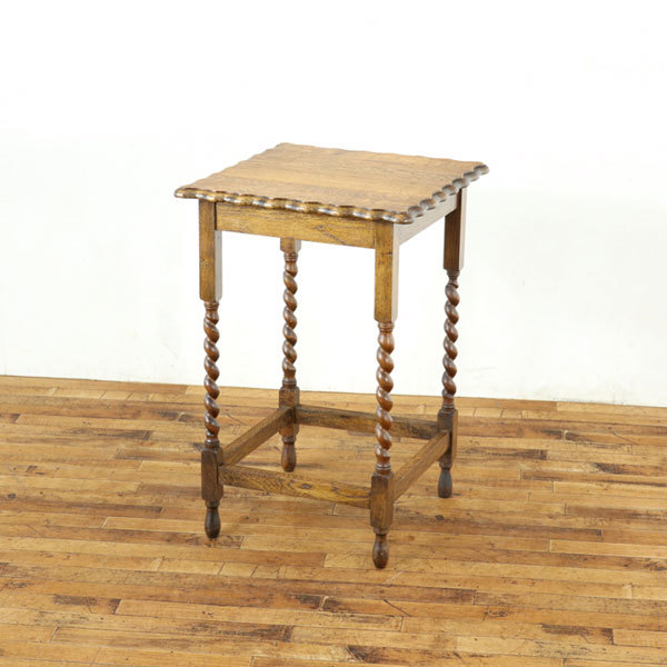 人気のオケージョナルテーブル　サイドテーブル　正方形の天板　ツイストレッグ　ディスプレイ台　イギリスアンティーク家具　58910