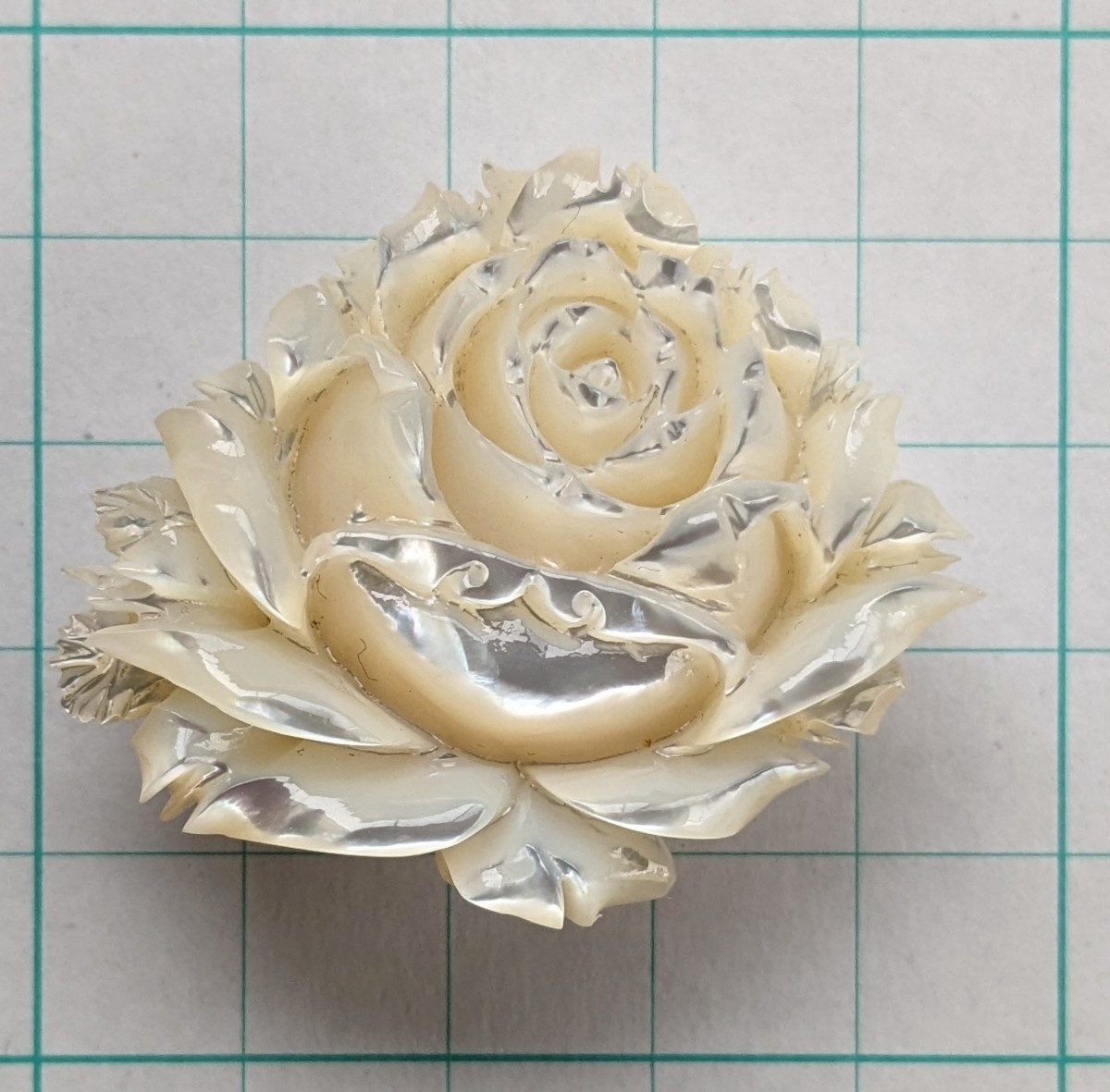 白蝶貝 薔薇のブローチ 剣咲のバラ 花の彫刻 ヴィンテージ_画像8