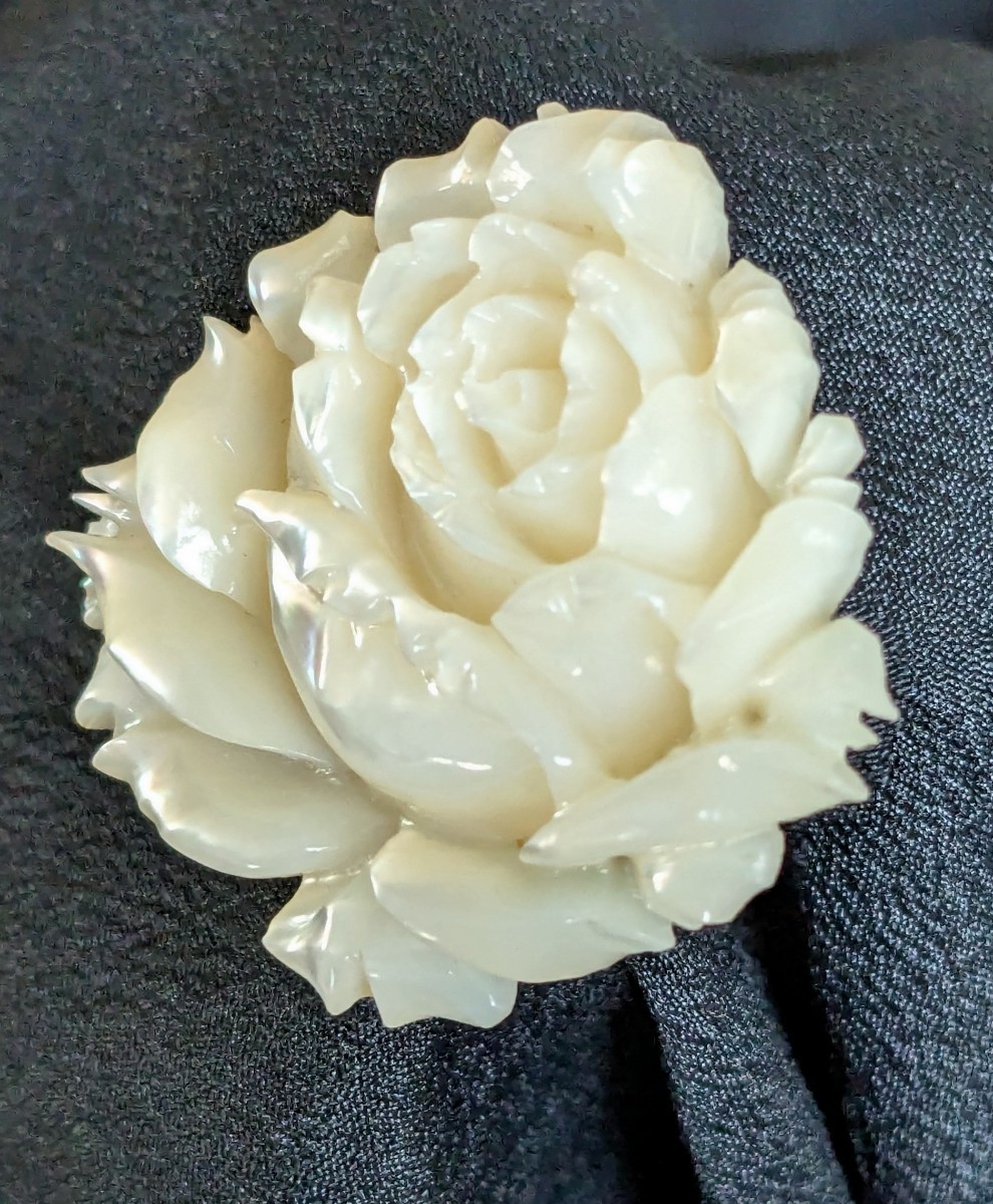 白蝶貝 薔薇のブローチ 剣咲のバラ 花の彫刻 ヴィンテージ_画像2