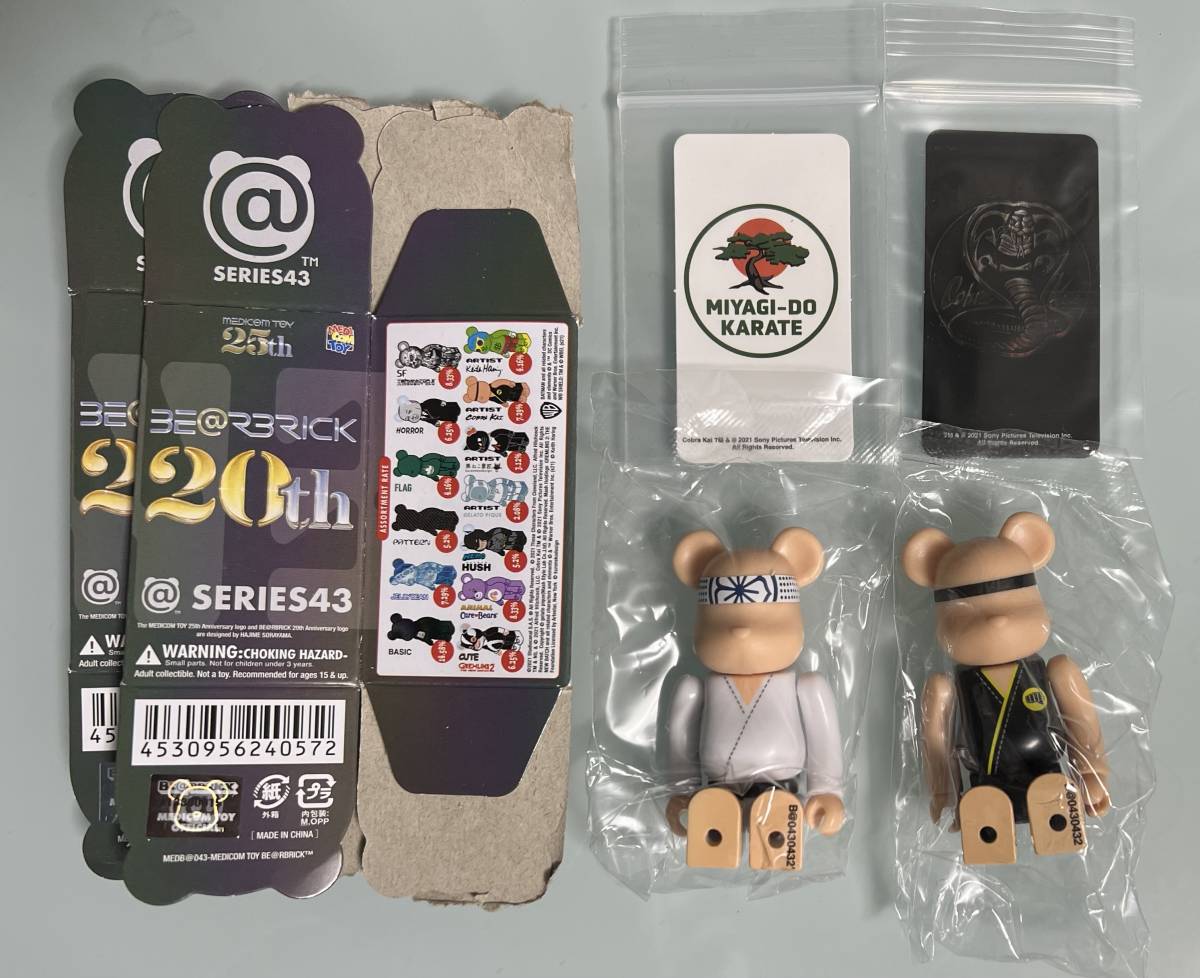 BE@RBRICK SERIES 43/コブラ会 表裏２体/Cobra Kai/Netflix/ネットフリックス/アーティスト/Artist/ベアブリック/メディコムトイ_画像1