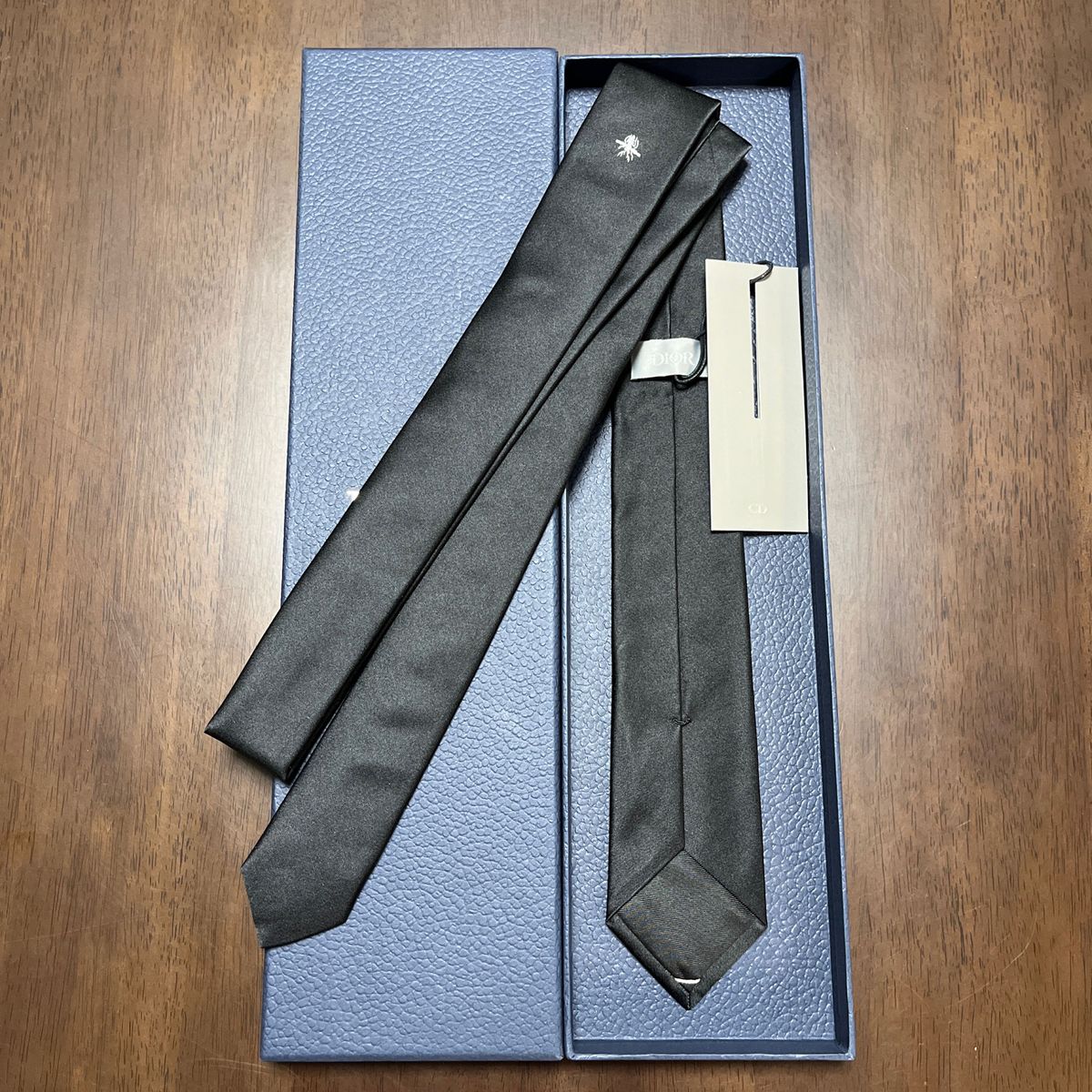 希少 未使用タグ付 ディオールオム ネクタイ 黒 ソリッド 蜂柄 希少 未使用タグ付 ディオールオム ネクタイ 黒 ソリッド 蜂柄