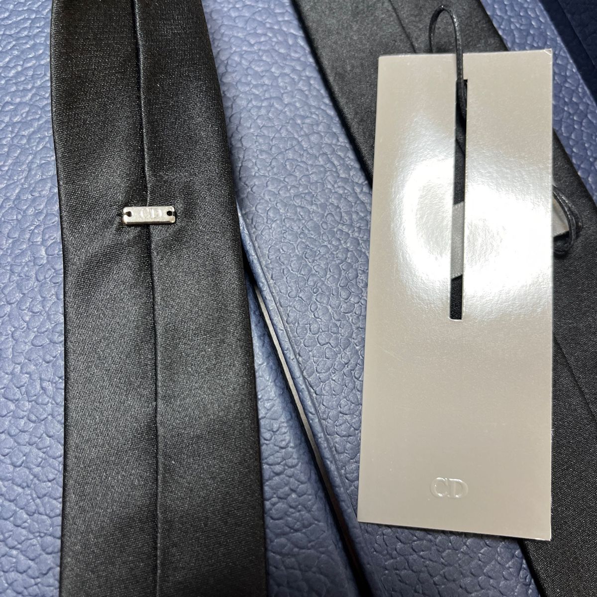 希少 未使用タグ付 ディオールオム ネクタイ 黒 ソリッド 蜂柄 希少 未使用タグ付 ディオールオム ネクタイ 黒 ソリッド 蜂柄