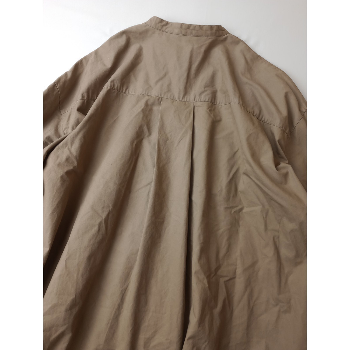 Midiumi ミディウミ「ベーシックカラーで長く愛用できる。」バンドカラー ピンタック シャツ ワンピース キャメル 日本製(49K+5653)_画像4