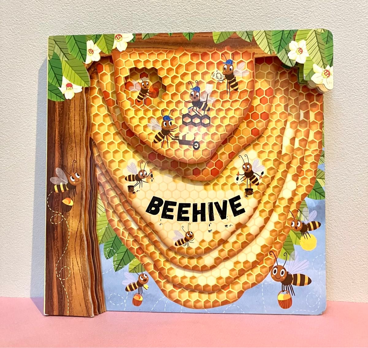 英語絵本　仕掛け絵本　知育　Beehive (Peek Inside)