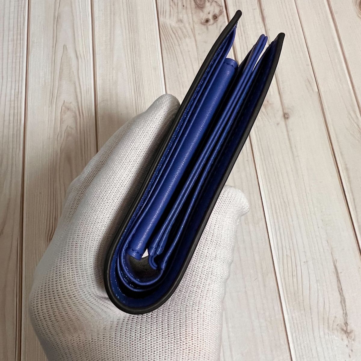新作品 黒/赤 数量限定 無くなり次第終了 ドイツタンナーの本革 牛革 二つ折り財布 小銭入れ コンパクト 大人気商品 新作品 黒/赤 数量限定 無くなり次第終了 ドイツタンナーの本革 牛革 二つ折り財布 小銭入れ コンパクト 大人気商品