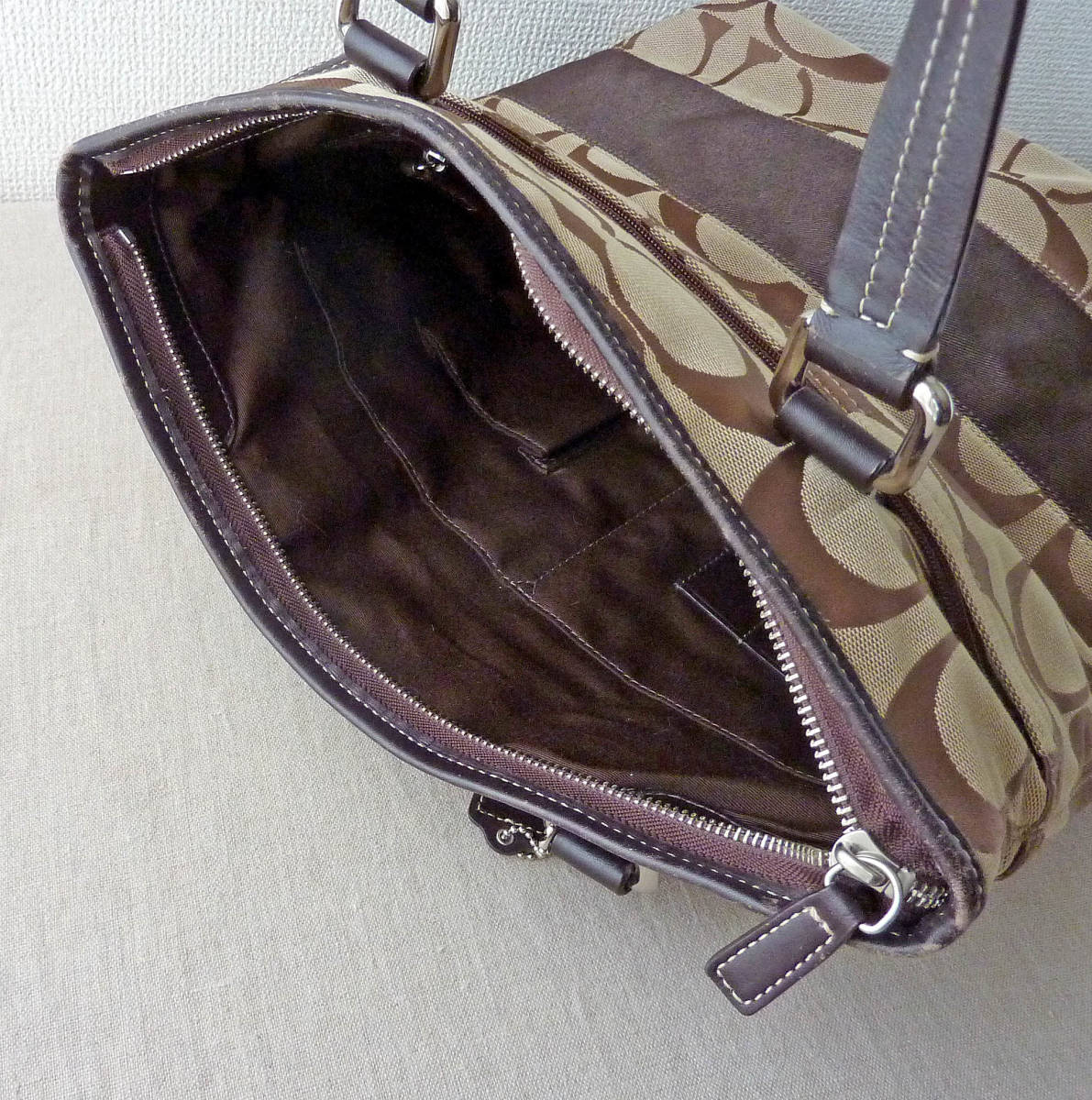 【USED】COACH コーチ シグネチャートートバッグ　マチ11cm キャンバス レザー　ブラウン　総柄_画像4