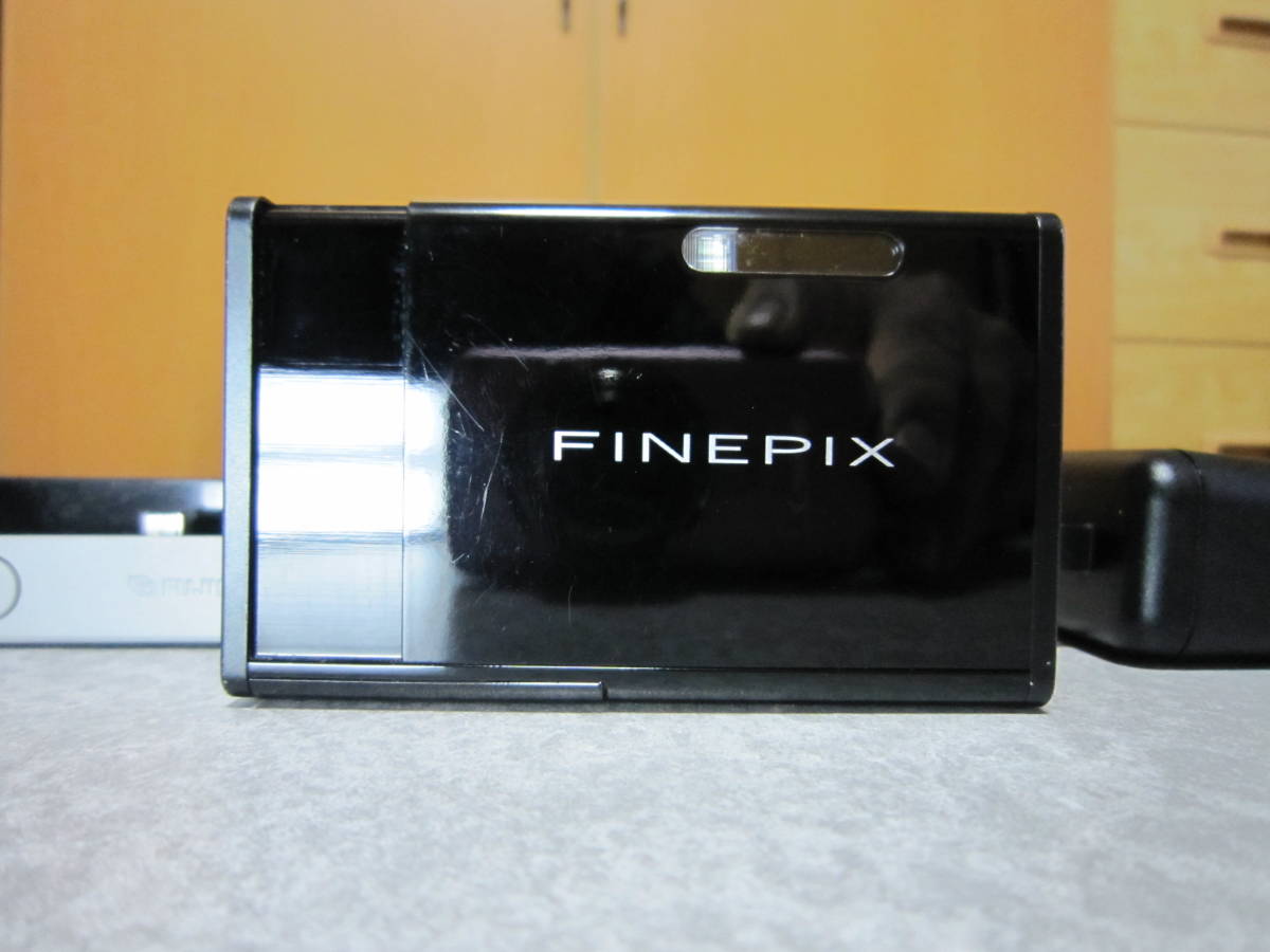 富士フイルム FUJIFILM FinePix Z2 デジタルカメラ 新品バッテリー充電器　カード付　稼動品　美品_画像2