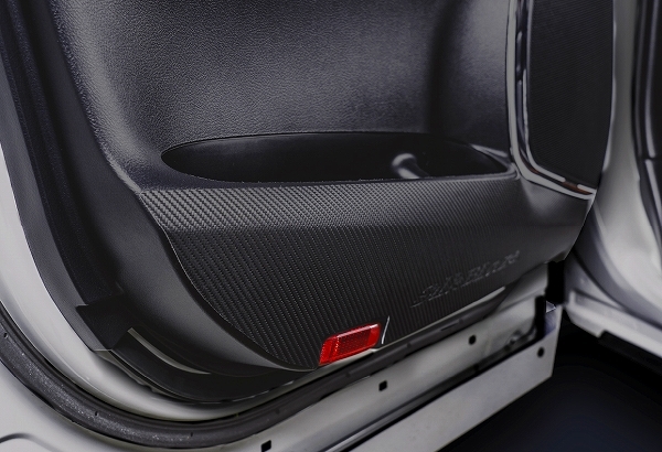 シルクブレイズ フロントドアキックガードシート トヨタ ヴェルファイア ANH/GGH 2#W /ATH20W カーボン調 入数:1セット(2枚) SB-KGS-006_画像2