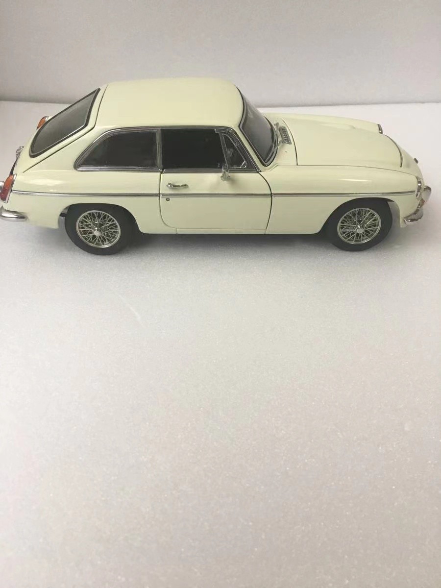 AUTOart オートアート ミレニアム MGC GT COUPE 1/18_画像5