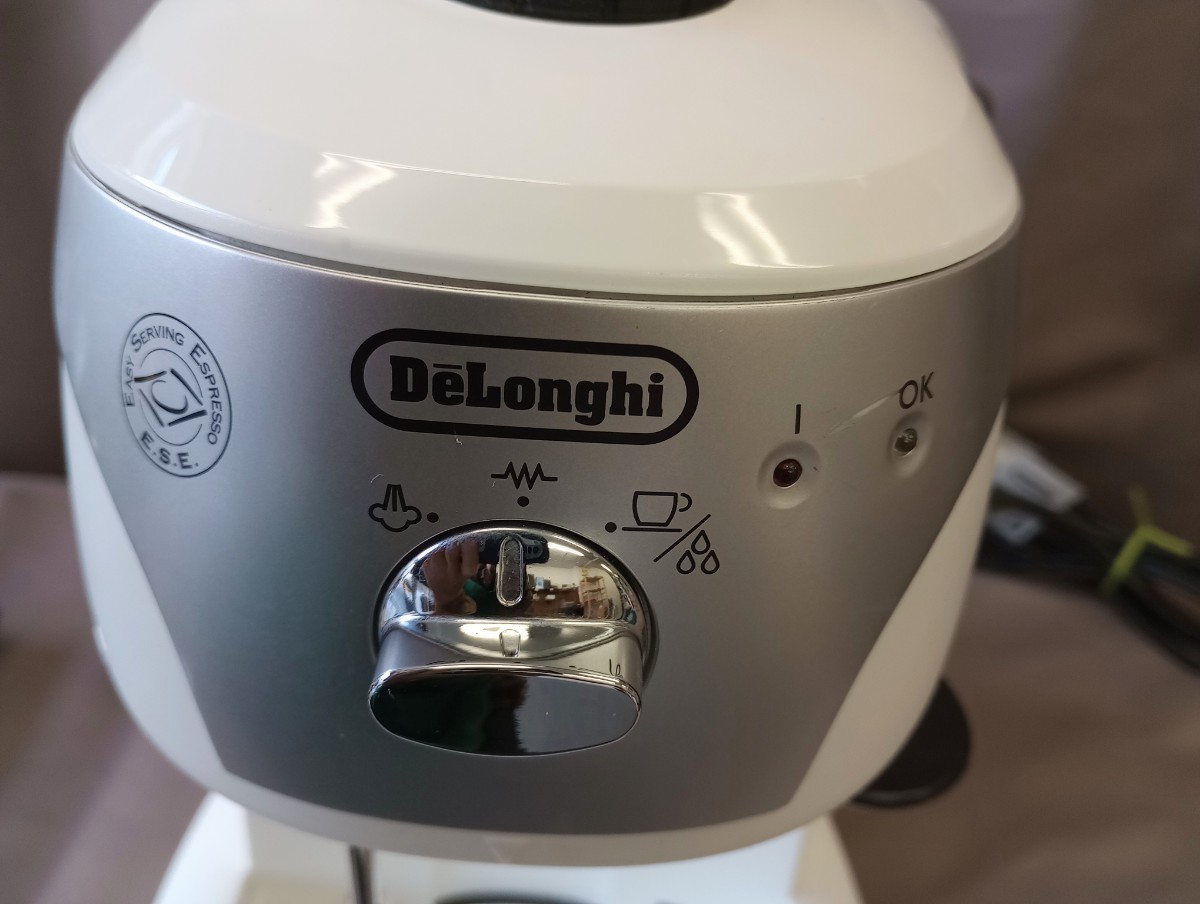 ☆　DeLonghi/デロンギ　エスプレッソ・カプチーノメーカー EC221W エスプレッソ式　☆_ランプとランプの間、キズあります。