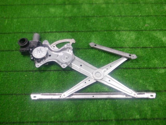 シエンタ DBA-NCP175G 右フロントレギュレータ X Vパッケージ 4WD 6人 070 85710-52231_画像1