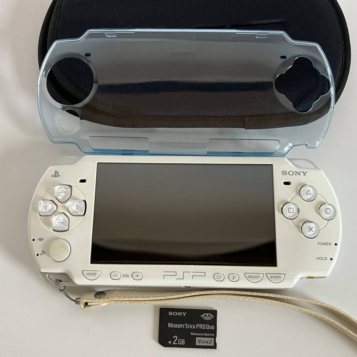 SONY　プレイステーションポータブル PSP-2000 本体（バッテリー無）ホワイト＋メモリスティック(2GB)＋プラケース・収納袋付き　ジャンク_画像1