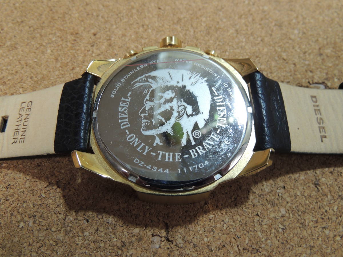 【腕時計】DZ-4344　 クオーツ 3針　純正レザー ゴールドブラック　ディーゼル　本体のみ【動作確認済】_画像2